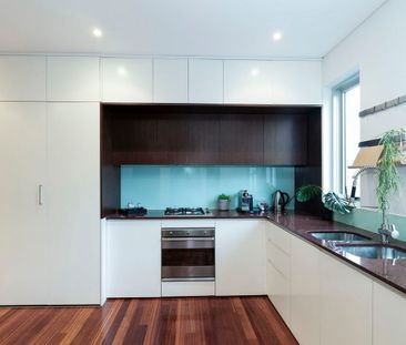 Immaculate residence over 2 levels - Photo 6