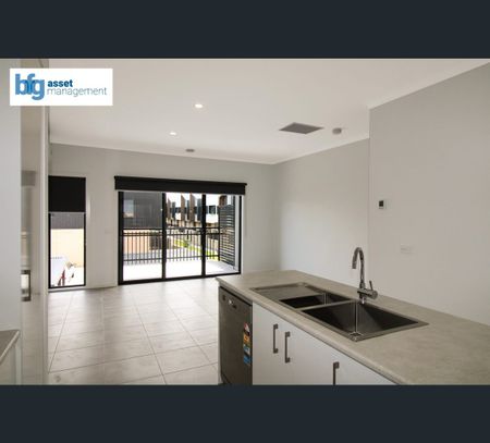 3 Ripplebrook Walk, Pakenham, Vic 3810 - Photo 2
