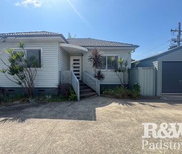 Family Home with Garage, Air-Con Close to Station, Shops & Parks - Photo 1