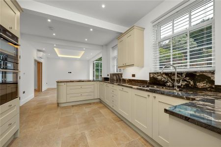 4 bedroom detached house to rent - Photo 4