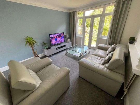 Modern Bedroom Reception House In Mill Hill, NW7 - Photo 1