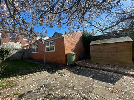 Bungalow to rent on - Photo 4