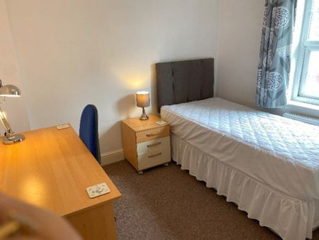 6 Bed Student Accommodation - Photo 2