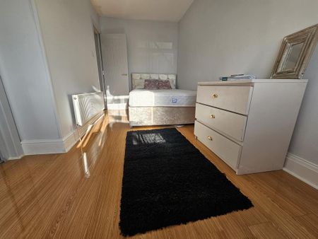 4 bedroom flat to rent - Photo 5