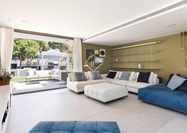 Excellent 5-bedroom house with 52 m² terrace for rent in Gavà Mar, Barcelona