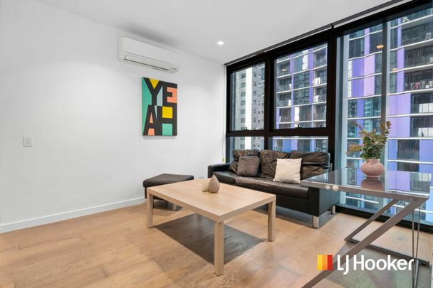 Modern Partially Furnished 2-Bedroom Apartment with Premium Amenities in Melbourne CBD - Photo 1