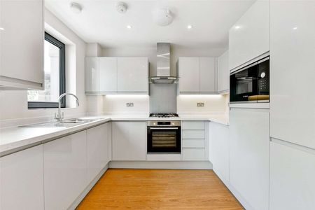 A modern three storey town house with wonderful roof terrace in the heart of Windsor Town. - Photo 3