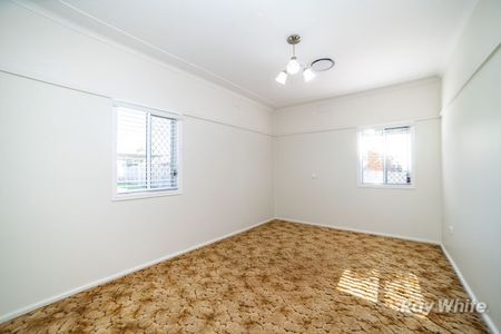 Renovated 2 Bedroom with Ducted Air Conditioning - Photo 2