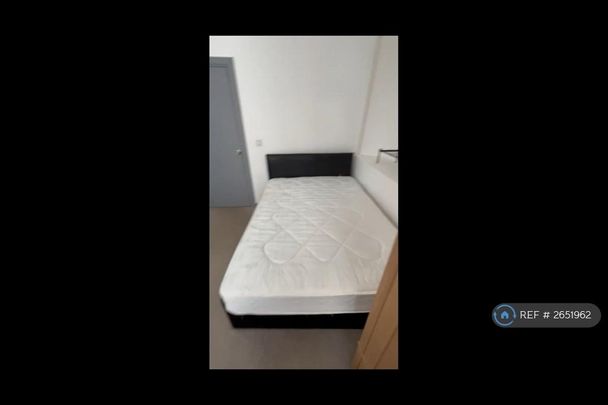1 bedroom in a flat share to rent - Photo 1