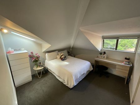 Modern 5-Bedroom Kelburn Living – Ideal for Families or Groups - Photo 4