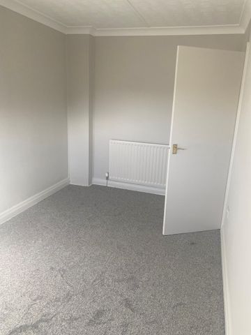 13 Premier Road, South Shields - Photo 3