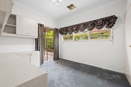 Spacious 3 Bedroom Home in Leafy Carnegie! - Photo 2