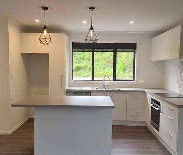 Brand New 3 Bedroom 2 Bathroom Townhouse in Whitby - Photo 3