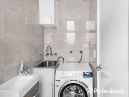 Stylish 2-Bedroom Townhouse in Ascot - Photo 3