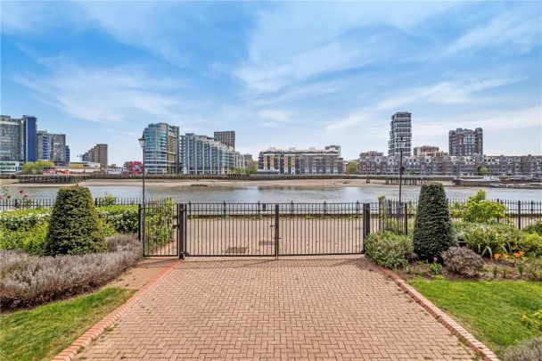 2 bedroom flat in Fulham - Photo 1