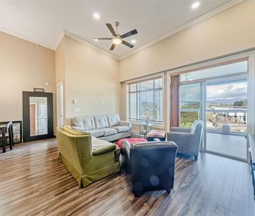 Spacious Top-Floor Unit with Solarium - Photo 2