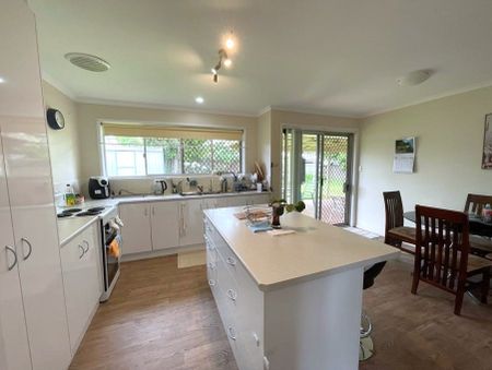 Furnished Room in Spacious, Renovated Share Home - Photo 2