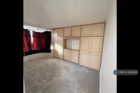 4 bedroom semi-detached house to rent - Photo 4