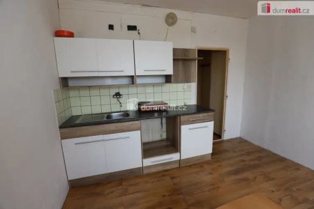 Útulná slunná garsonka (1+kk) ve třetím patře panelového domu s výtahem v Tachově - Photo 4
