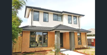 Huge 5 bedroom semi-furnished, bright and spacious - Photo 2