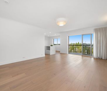 Fully Renovated Top-Floor Residence with Elevated Views, Footsteps from Racecourse Road - Photo 1