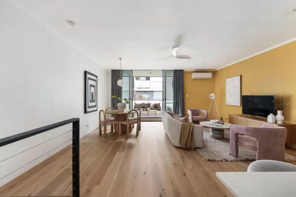 Split-level apartment in warehouse conversion - Photo 1