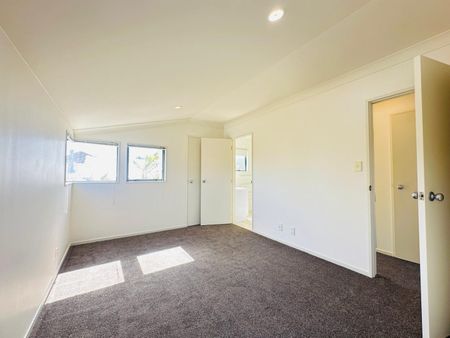 Newly Renovated Family Home in Prime Pakuranga Location” - Photo 2