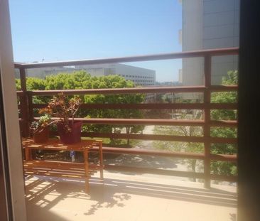 Bright Single Room with Private Balcony – Homely and Welcoming Atmosphere (Almada – Pragal) - Foto 5