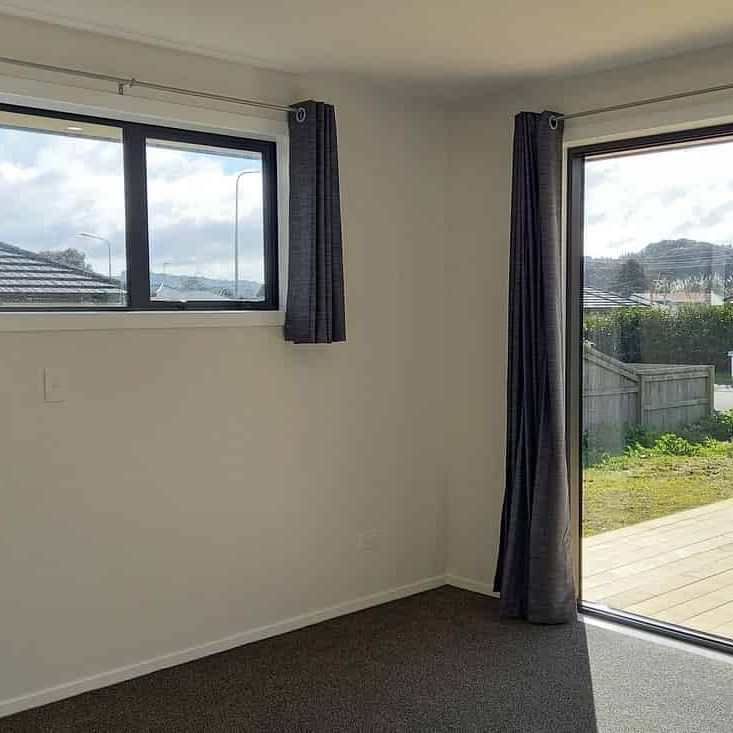 Modern, warm 4BR Home in Tuakau w/ Deck - Photo 1