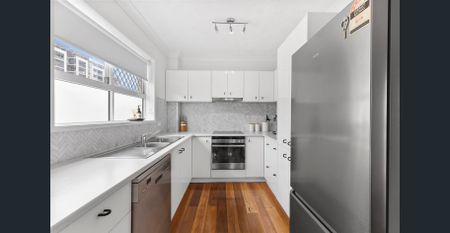 Light and bright apartment in a boutique complex - Photo 4