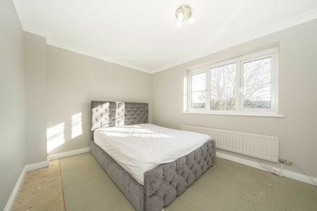 Grove Crescent, Hanworth, TW13 - Photo 2