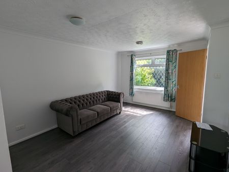 3 Bed End Terrace, Gardeners Court, LS10 - Photo 2