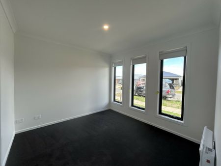 16 Luck Street, Sebastopol VIC, Belconnen - Photo 2