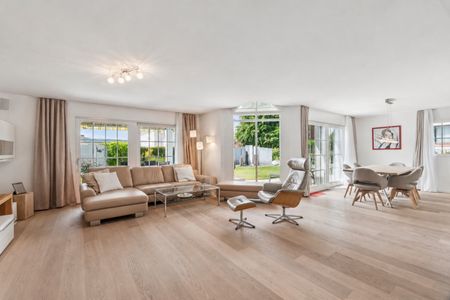 Grosszügiges Wohnen mit viel Privatsphäre - 8.5-Zimmer-Doppeleinfamilienhaus in Unterengstringen - Foto 2