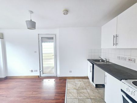 Rayners Gardens, Southampton - Photo 3