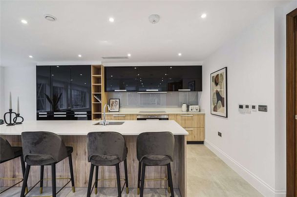 Remarkable modern 2 bedroom, 2 bathroom apartment, fully refurbished to an exceptional standard and beautifully furnished. - Photo 1