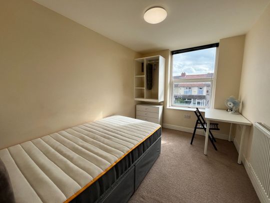 Room in a Shared Flat, Filton Avenue, BS7 - Photo 1