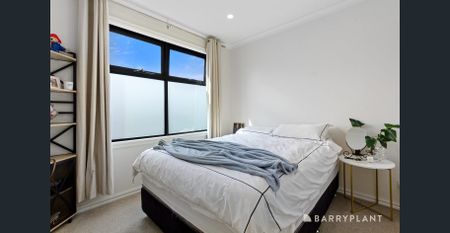 Modern Luxury Living: 3 Bed, 2 Bath Town Residence in Mount Waverley - Photo 5