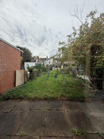 3 bedroom terraced house to rent - Photo 5