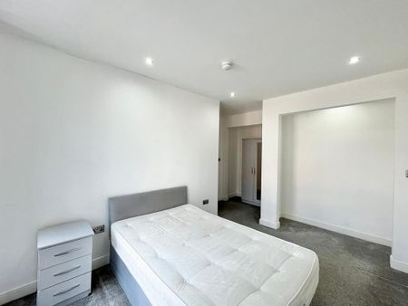 1 bedroom in a flat share to rent - Photo 3