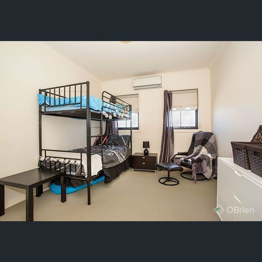 STUNNING TOWNHOUSE. - Photo 1