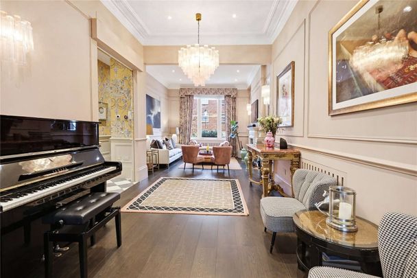 A beautifully refurbished four bedroom Chelsea townhouse offering striking design, generous living spaces and versatile modern amenities. - Photo 1