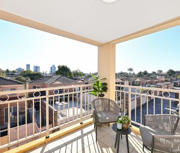 One Bedroom Loft-Type Apartment with New Floorboards - Photo 2