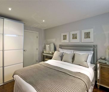 Unbeatable central Islington location, set in a private development with concierge, a contemporary one bedroom apartment with dark wooden floors. - Photo 3