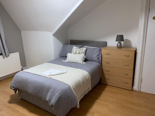 6 Bed - 9 Estcourt Avenue, Headingley, Leeds - LS6 3ES - Student - Photo 1