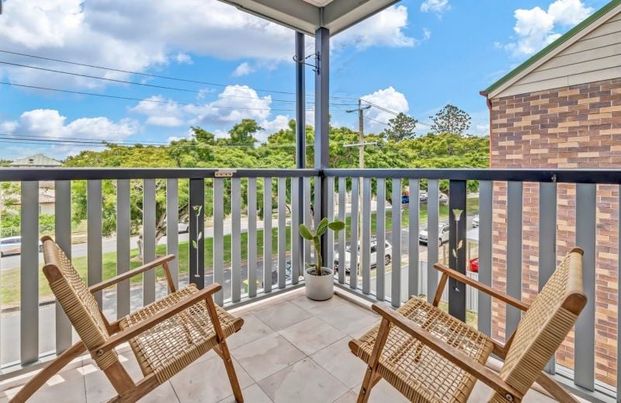 Furnished Tri-Level Home Between Chirn Park & The Broadwater - Photo 1