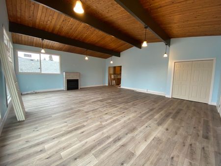 Recently Upgraded Spacious 3 bed / 2 bath Main Floor - Photo 3