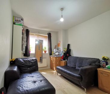 2 bed flat to rent in Symphony Close, Edgware, HA8 - Photo 3