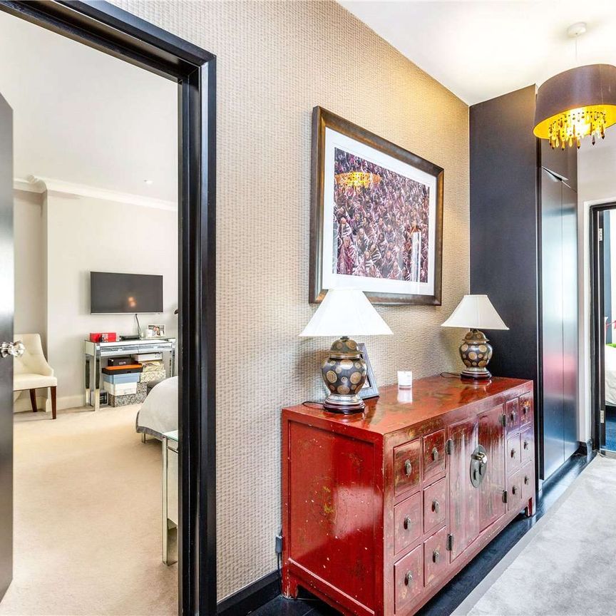 A beautifully presented five bedroom house located close to Richmond Park - Photo 1