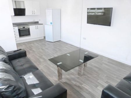 1 bedroom in a flat share to rent - Photo 2